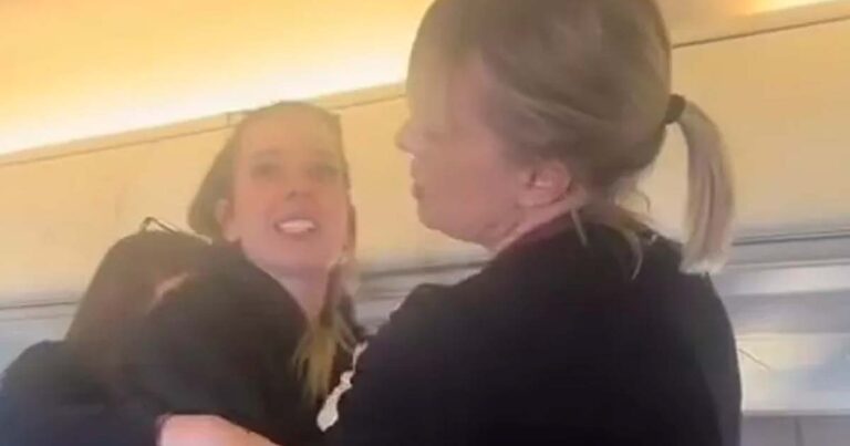 Paniken spred sig plötsligt i flygkabinen när kvinnan reser sig och börjar skrika